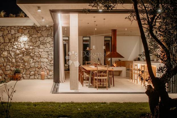 FOTO Nikad viđeno! Prodaje se vila na Šolti. Stoljetna maslina vam raste kraj kauča. Evo cijene