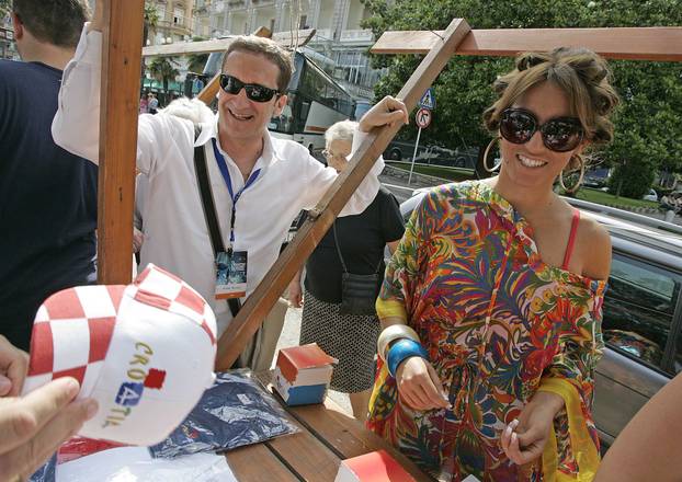 ARHIVA - Opatija: Zvijezde prodavale na humanitarnom buvljaku za djecu s posebnim potrebama - 2008.