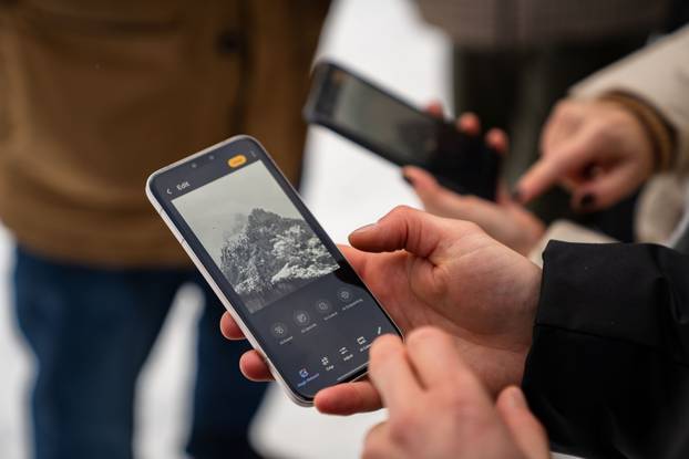 FOTO Bacali ga, udarali i ledili na Kranjskoj Gori: Stigla je nova izdržljiva Honor Magic 8 serija