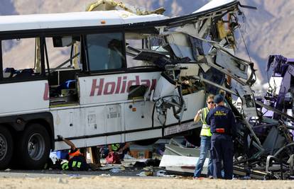 U snu otišli u smrt: Autobus se zaletio u kamion, 13 poginulih