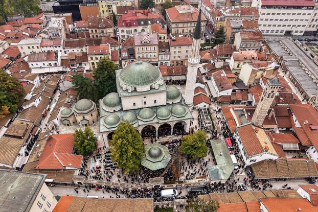 Sarajevo: Pogled iz zraka na dženazu za Halida Bešlića u Gazi Husrev-begovoj džamiji