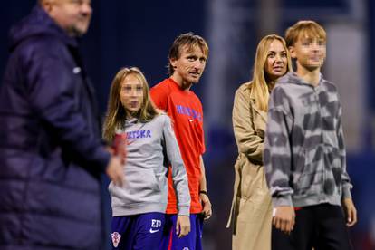 FOTO Tata, tata, ajde mene prođi! Modrić nakon utakmice zaigrao nogomet s djecom...