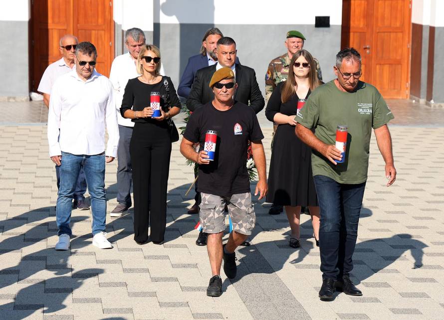 Šibenik: Položeni vijenci i zapaljene svije?e povodom obljetnice Oluje