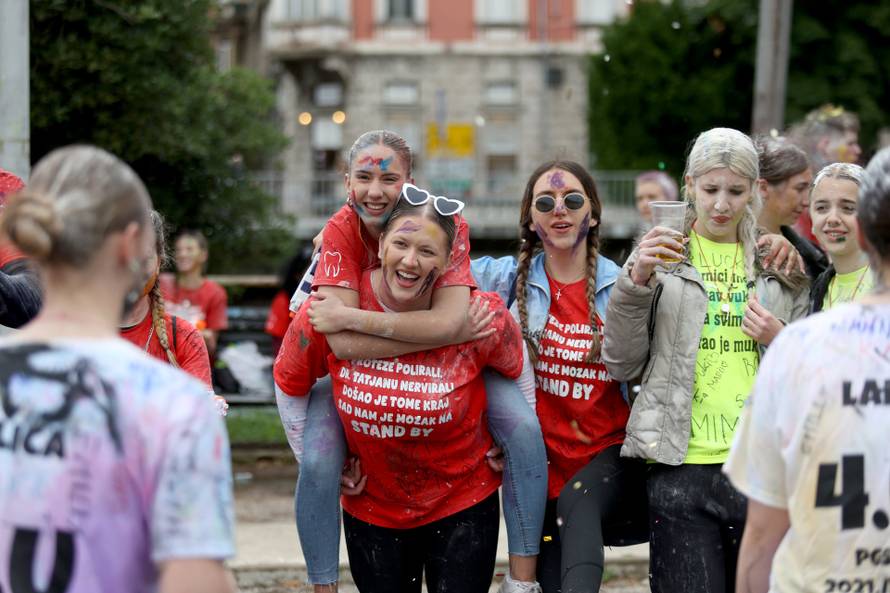 Rijeka: Maturanti srednjih škola širom grada slave kraj srednjoškolskog obrazovanja