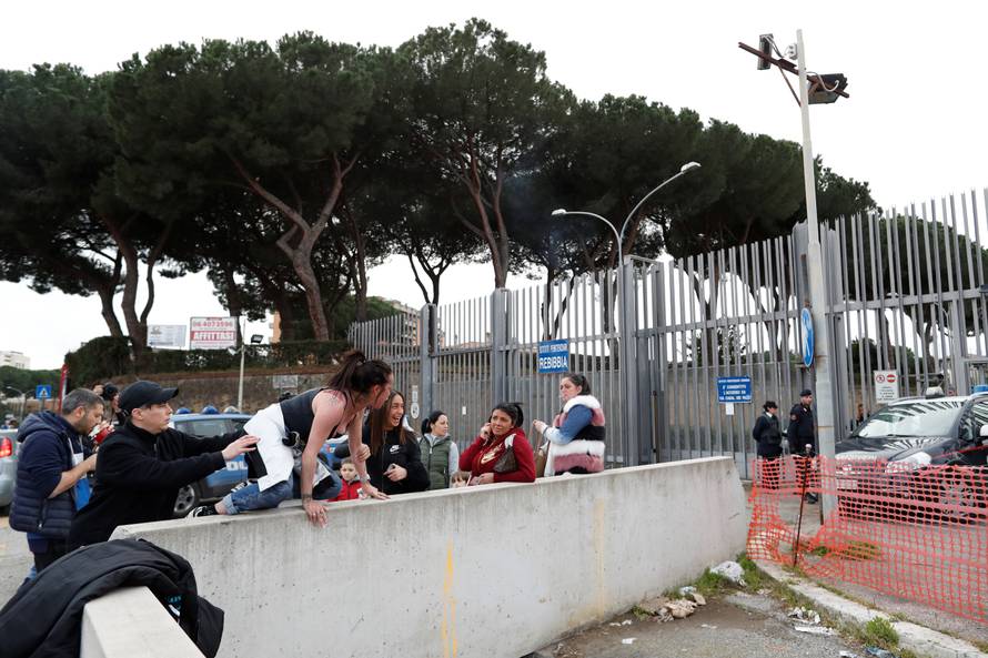 Totalni kaos u Italiji: Ispred zatvora mlate se s policijom