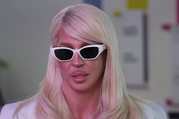 Beograd: Jelena Karleuša na  konferenciji "Nijedna majka nije sama"