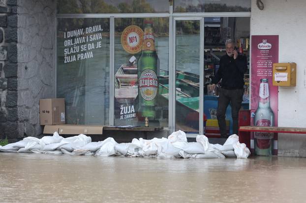 Poplava u Orahovici, voda prijeti kućama