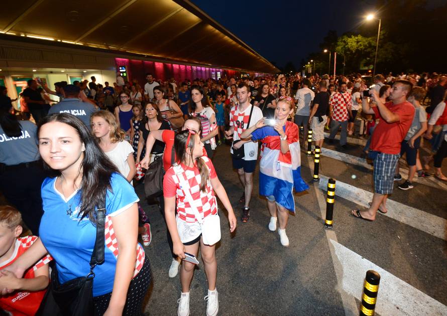 Tisuće ljudi dočekale 'vatrene'! Navijači skandirali Anti Čačiću