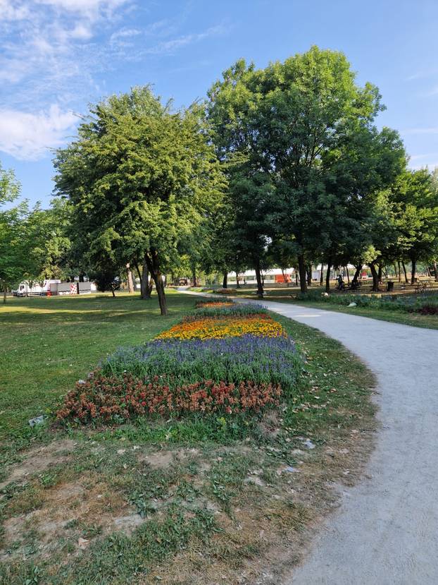 Pogledajte kako Bundek sada izgleda! Sinoć bila hrpa smeća, vrijedni čistači radili cijelu noć