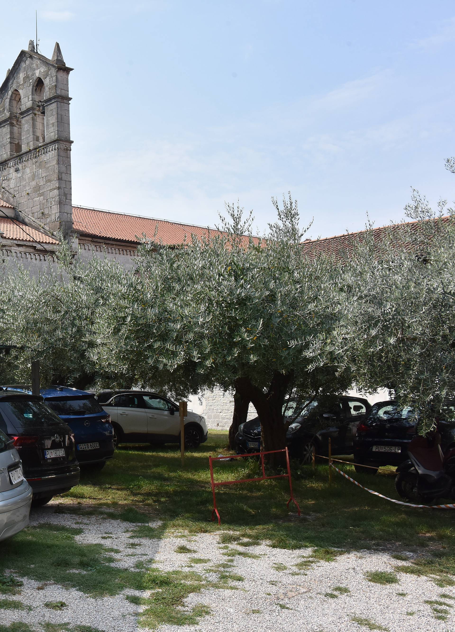 Franjevci u Puli imaju biznis: Parking plaćate - milodarom