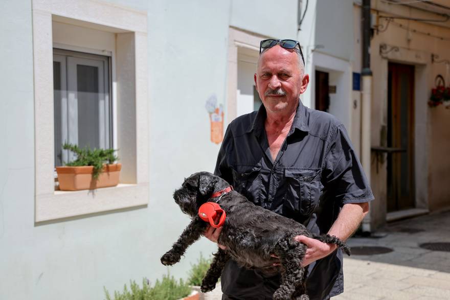 Jovica Glumac nosi psa u šetnju