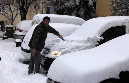Vozačima kazna i 1000 kn ako ne očiste snijeg s auta