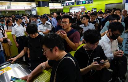 Prosvjednici u Hong Kongu prekinuli željeznički promet