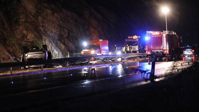 Vrgorac:Tri osobe smrtno stradale u sudaru na A1 prije izlaza Ravča u smjeru Dubrovnika.