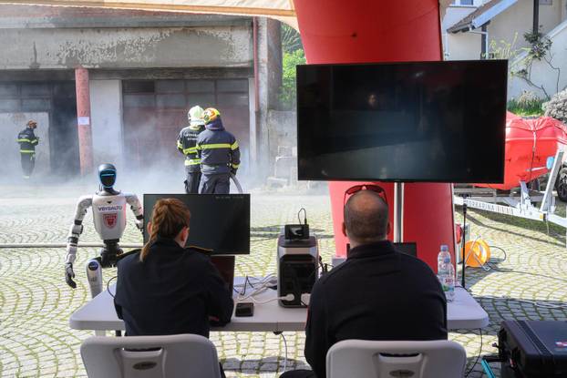 Zagreb: Demonstracija suradnje vatrogasne postrojbe i robotskog psa Unitree Go2 