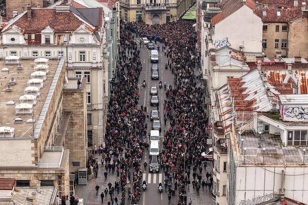 Sarajevo: Pogled iz zraka na povorku prema gradskom groblju Barama