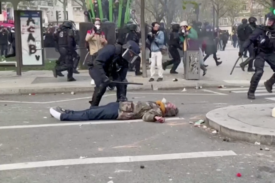 Policajac nokautirao i onesvijestio prosvjednika u Parizu