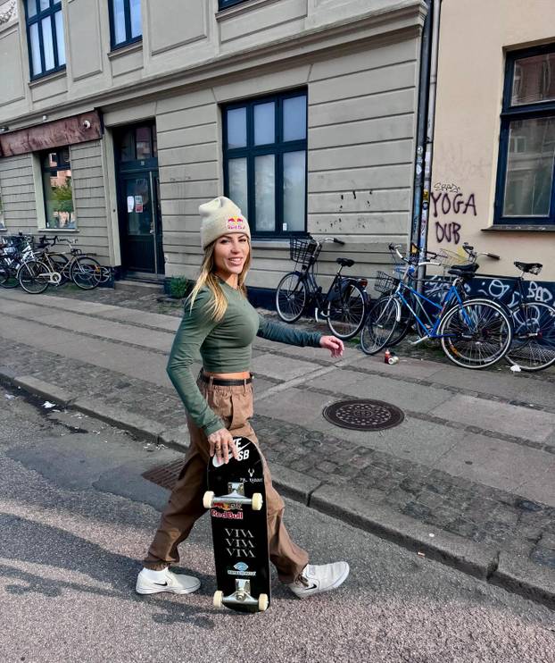 Fatalna Brazilka besplatno časti fanove intimnim fotografijama