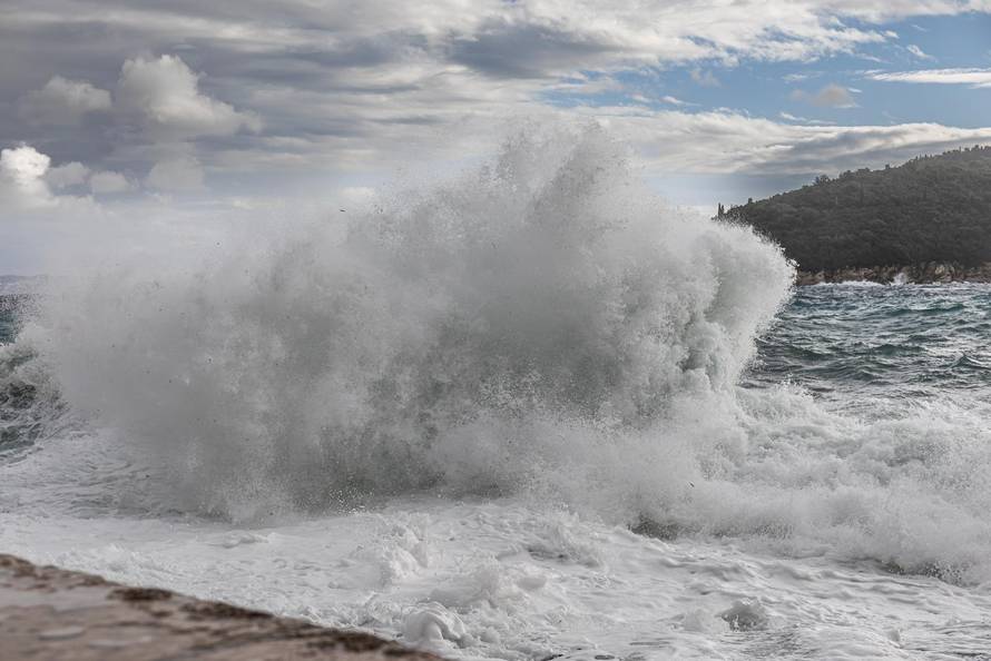 Dubrovnik: Potraga za tijelom muškarca kojeg su povukli valovi je obustavljena