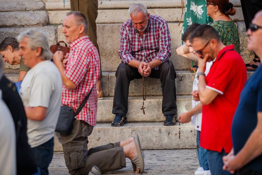 Split: Molitva krunice na Splitskom Peristilu