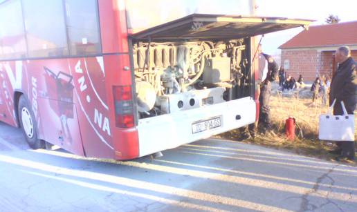 Autobus pun učenika zapalio se u vožnji, nitko nije ozlijeđen