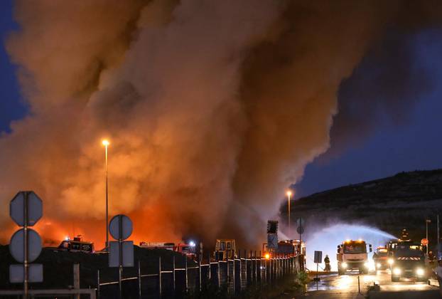 Zagreb: Vatrogasci se bore s velikim poÅ¾arom u reciklaÅ¾nom dvoriÅ¡tu JakuÅ¡evac