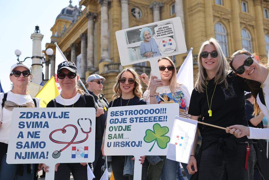 Zagreb: Okupljanje prosvjednika na prosvjedu "Hrvatska zajedno za veće plaće i mirovine"