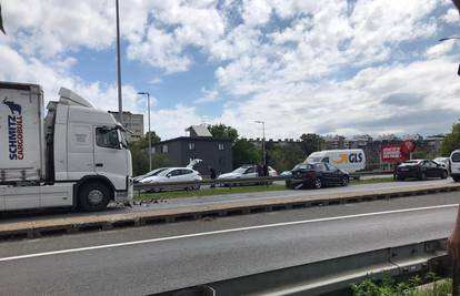 U lančanom sudaru kamiona i tri automobila u Zagrebu jedan ozlijeđen: 'Kaos je do Žitnjaka!'