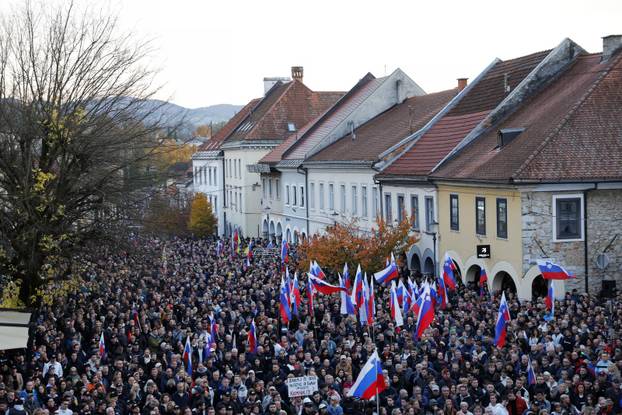 Novo Mesto: Građani pristižu na prosvjedni skup, održat će se i politički summit