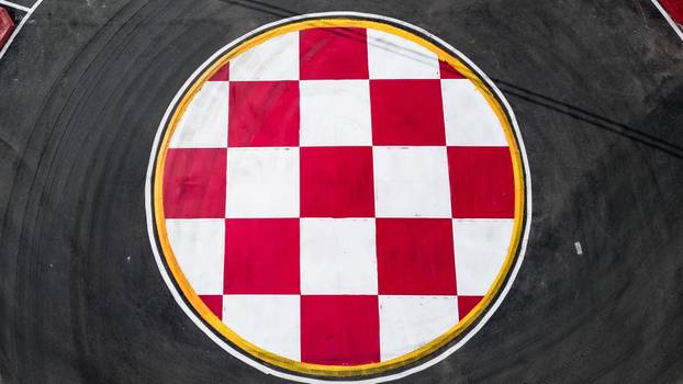 Kružni tok u Donjoj Blatnici kod Čitluka krasi šahovnica