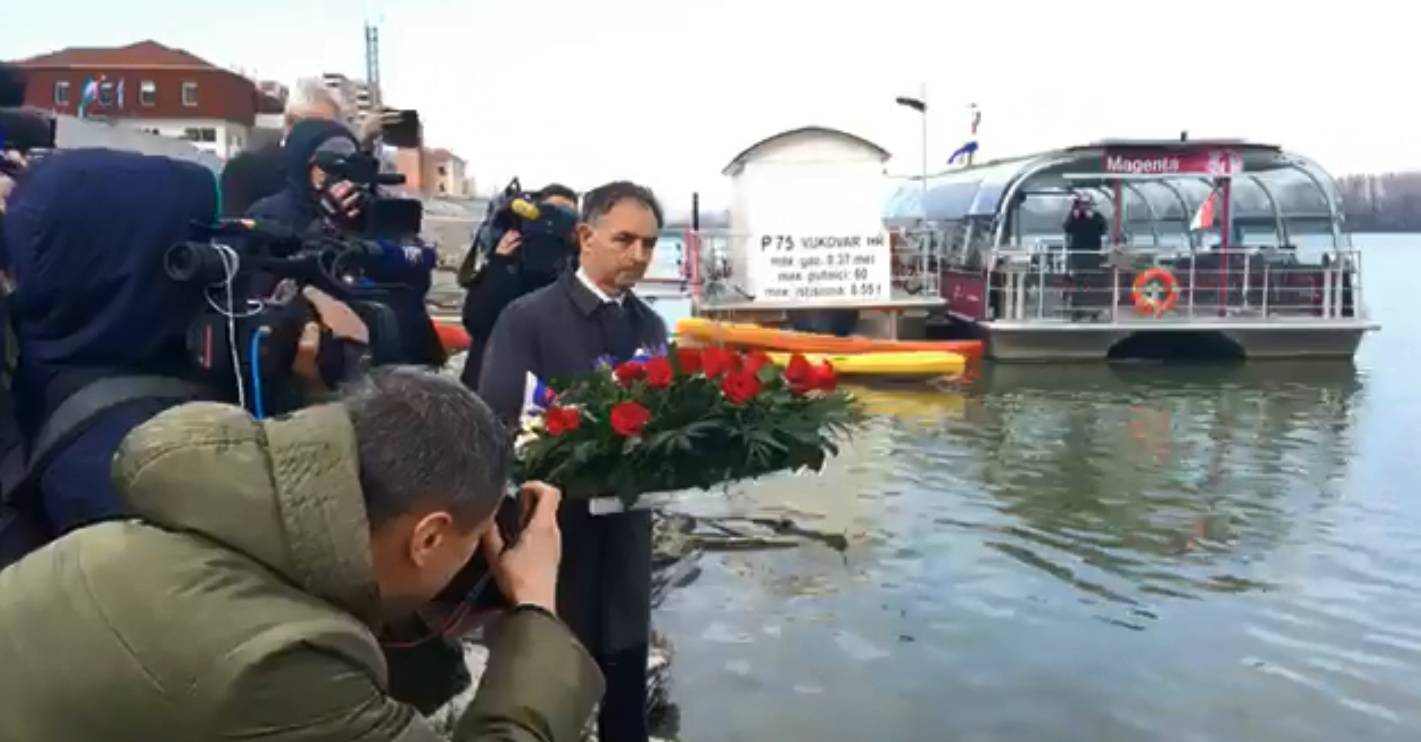 Pupovac bacio vijenac u Dunav, a dio građana mu okrenuo leđa