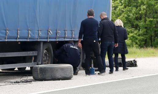 Prikolica prignječila i usmrtila vozača dok je mijenjao gumu