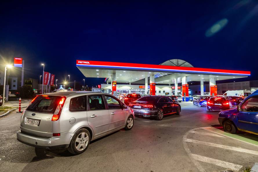 Pula: Automobili na benzinskim pumpama uoči sutrašnjeg poskupljenja benzina