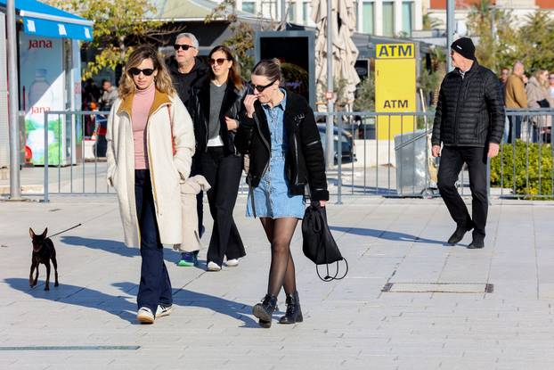 Zubato sunce u Splitu izmamilo je brojne šetače