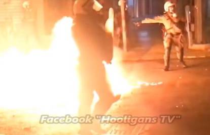 Šokantne snimke: Gori Atena! Policajce su htjeli žive zapaliti