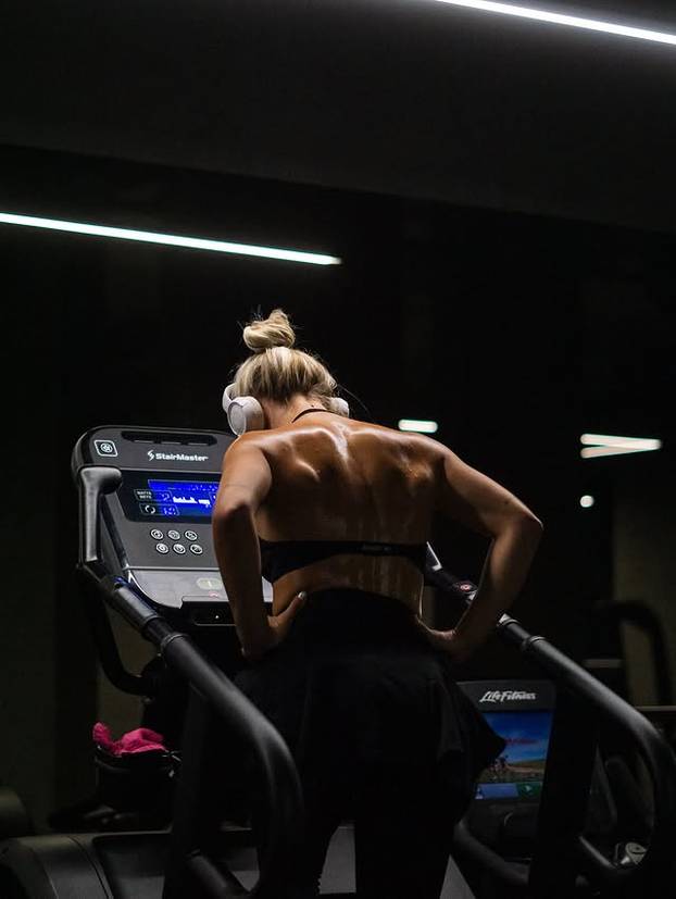 FOTO Ova srpska influencerica više je od 'lijepog lica', a radila je i kao 'sezonac' u Hrvatskoj