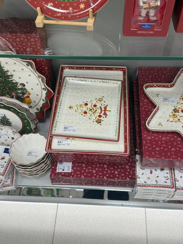 FOTO Trgovci su izvukli božićne ukrase! Pogledajte što se nudi, snježne kugle idu i za 74 eura...