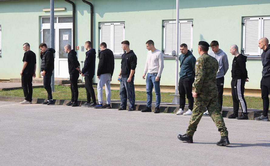 Ministar Anušić i general Kundid na prvom danu TVO-a na Slunju