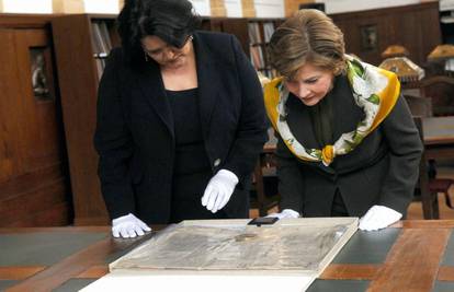 Laura Bush obišla Državni arhiv i gledala Zlatnu bulu