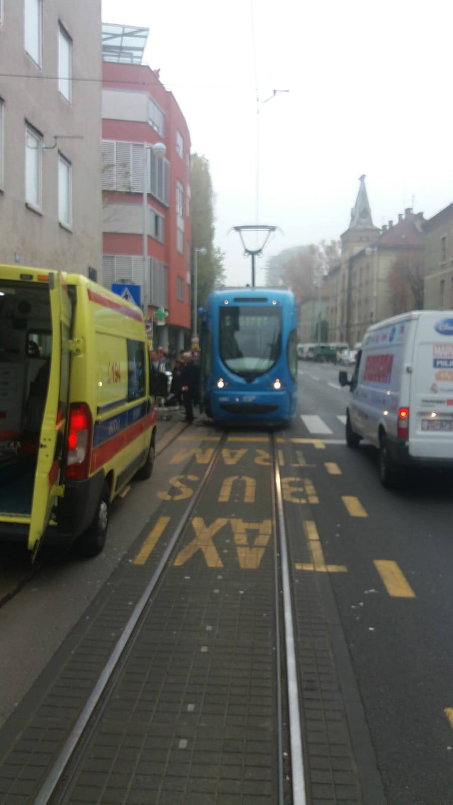 Sudarili se auto i tramvaj: 'Čuo se jači udarac pa lom stakla'