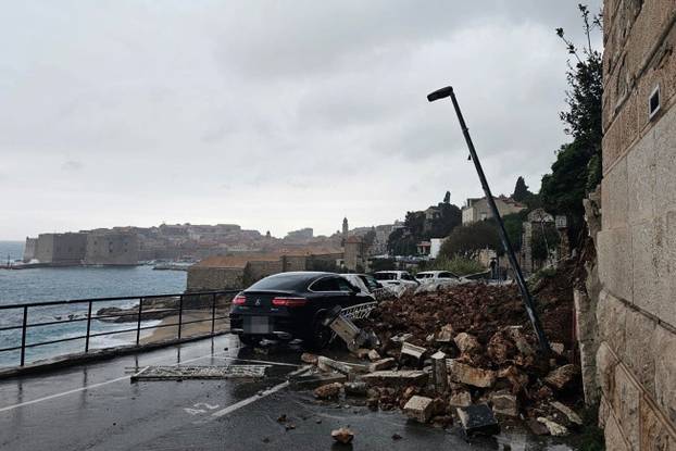 FOTO U Dubrovniku zatrpani BMW, Mercedes... Pogledajte scene s mjesta odrona zemlje!