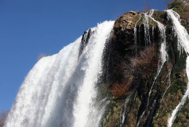 Knin: Slap Kr?i?, poznatiji kao Topoljski buk ili Veliki buk ukrašen dugom