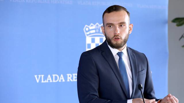 Zagreb: Nakon završene sjednice Vlade ministar Aladrović dao je izjavu za medije
