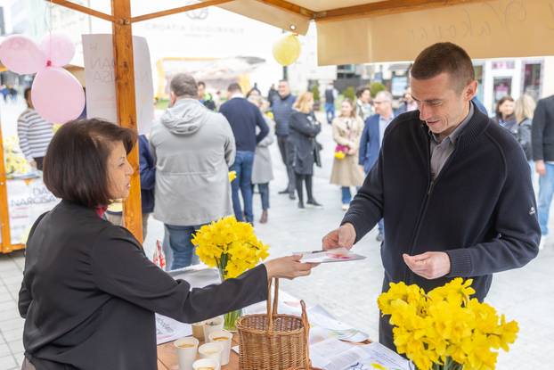 Vukovar: Gradonačelnik Penava dijelio cvijeće povodom Međunarodnog dana narcisa