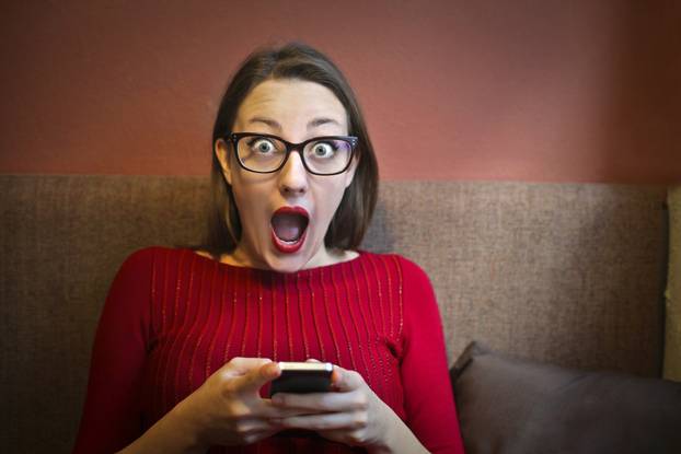 Evo koje stvari žene najčešće guglaju o svojim partnerima