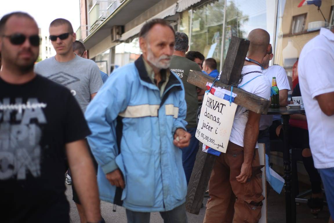 Iz Miljevaca pješačio u Knin, na leđima nosi veliki drveni križ