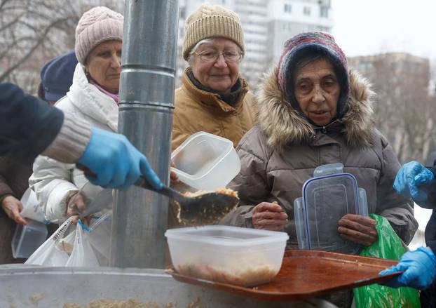 Residents cope with electricity, heating and water outages following Russian attacks on Ukraine's infrastructure in Kyiv