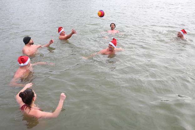 Karlovac: Zimsko kupanje u rijeci Korani