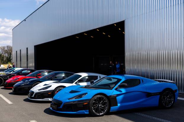 Rimac Nevere parkirane ispred Rimac kampusa u Kerestincu povodom Trilblazers Toura