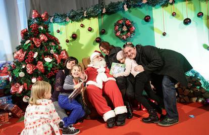 Obitelj Ugrina uživala je s Djedom Mrazom u Areni